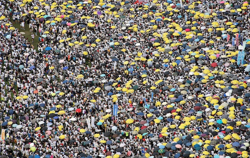 2019年6月9日，香港民间人权阵线举行反对修订《逃犯条例》的大游行，示威群众要求当局废除拟议中的把犯人引渡到中国的法案。示威者手持黄色遮阳伞，这是占领中环运动的象征。（路透社） 