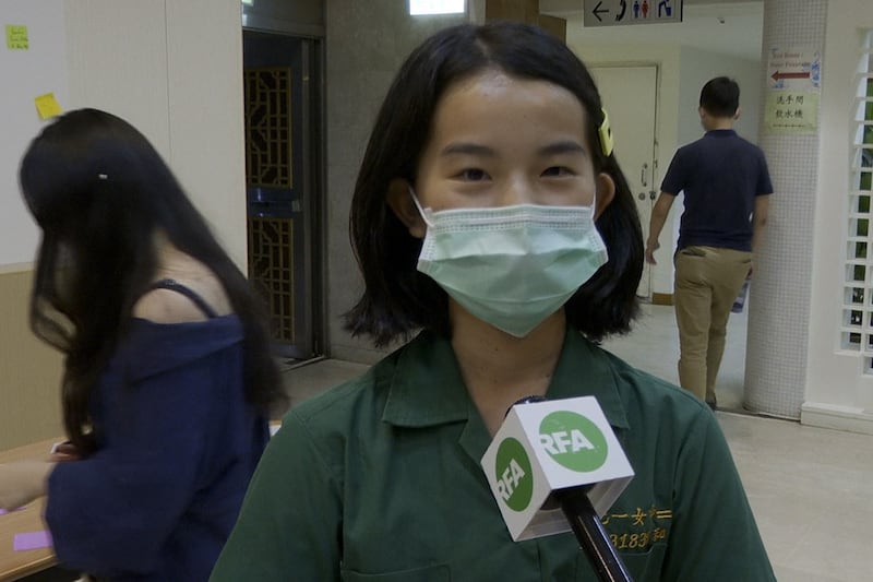 台湾北一女中高二生卓同学受访为香港人加油。（记者李宗翰摄）