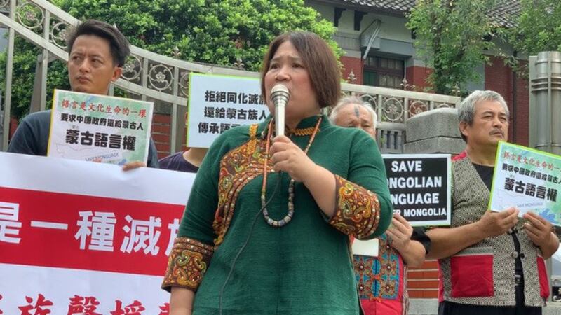 台湾基督长老教会女原住民总会议长阿布丝‧打给丝非来南提醒，人要知道我是谁。(记者 黄春梅摄)