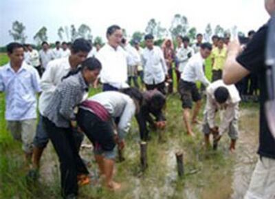 Lãnh tụ đối lập Sam Rainsy cùng một số đồng bào Campuchia ở xã Samrong, huyện Chanhtrea, tỉnh Svay Riêng đang nhổ cột mốc biên giới Việt - Miên hồi năm 2009. Source SamRainsy-party website