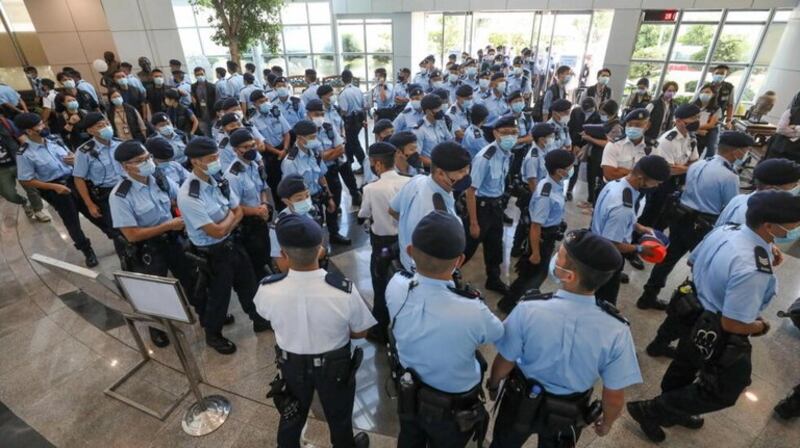 港警于2021年6月17日大举搜捕《苹果日报》，被视为香港新闻言论自由没落的转捩点。（壹传媒工会图片）