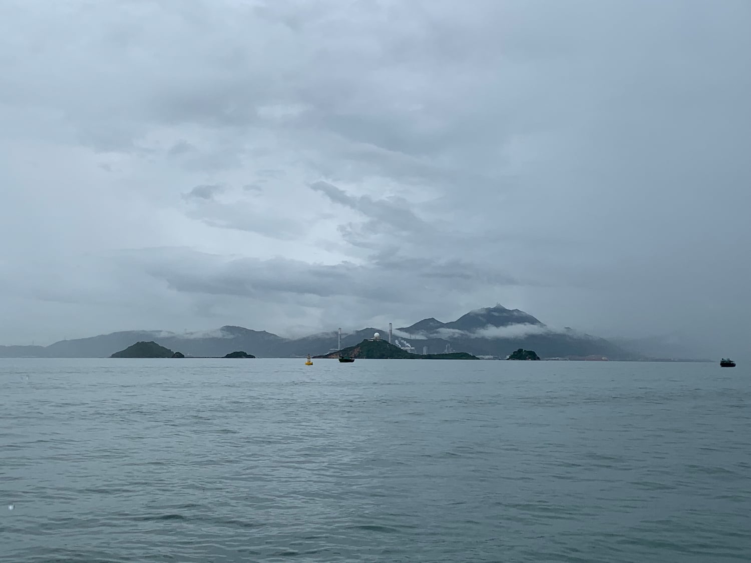 香港海岸公园在“先开发、后保护”的策略下无法阻止白海豚下降趋势，图为北大屿山海岸公园和沙洲及龙鼓洲海岸公园。