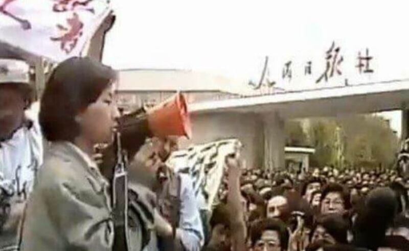 1989年5月10日，游行学生在人民日报社抗议。柴玲在讲话。（六四档案/8964museum.com）