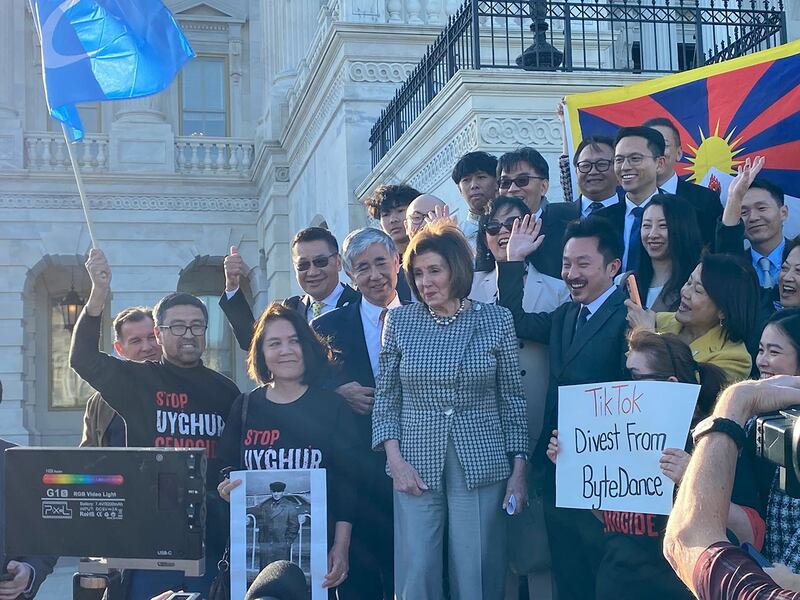 投票前夜，美国国会前众院议长佩洛西(Nancy Pelosi)等多位议员力促众议院通过有关要求把TikTok从字节跳动中剥离的法案。（摄影：凯迪/记者）