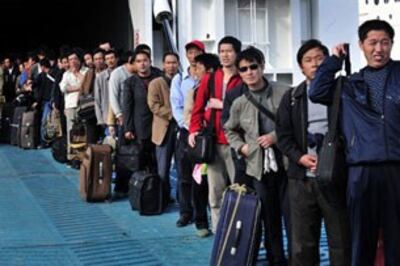 Công dân Trung Quốc đang chờ chuyến bay để rời khỏi Lybia. AFP