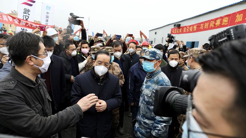 2020年2月2日，原中共湖北省委书记蒋超良（中）视察新建成的武汉市火神山医院。（路透社）