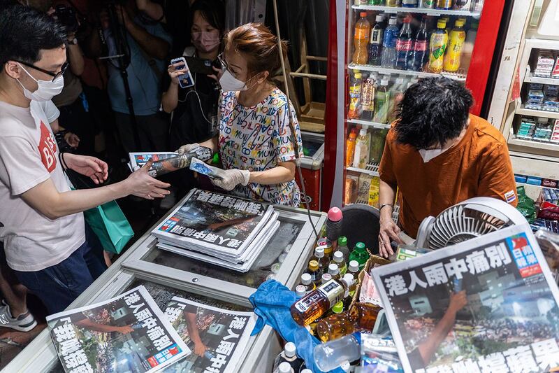 2021年6月24日凌晨，香港《苹果日报》被迫关停前最后一次派报，吸引许多读者排队抢买。（摄影／陈朗熹）