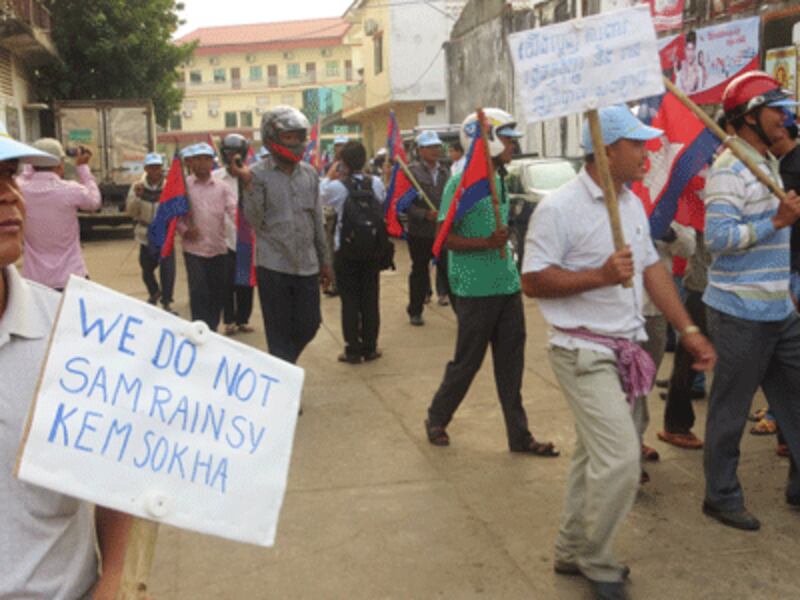 CPP supporters hold anti-CNRP protests in Kampong Cham province, Jan 26, 2013. (RFA Photo)