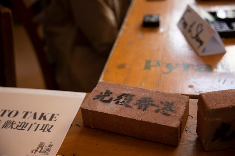 在2019年的香港反送中运动中，示威者以街头易取的砖块拼成“砖阵”，阻挡警方车辆推进。这个反送中运动中的重要标记，三年后成为在英港人的意念，策划艺术展“从砖阵到世界─香港人的觉醒和改变”。 （主办方提供）