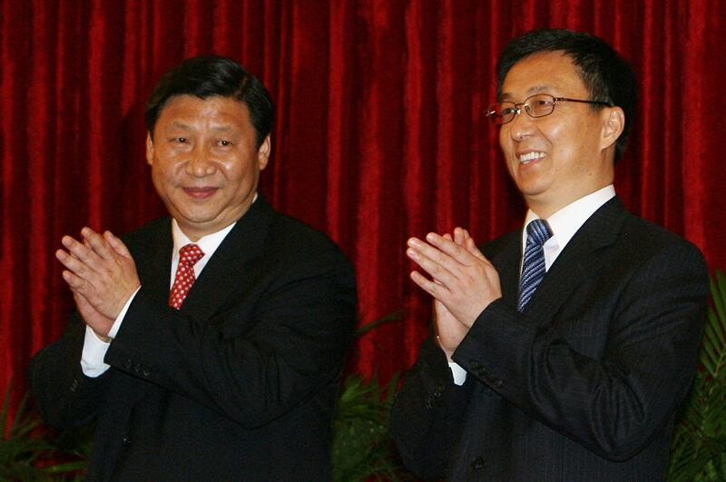 2007 年 5 月 28 日，上海市新任总书记习近平（左）和上海市市长韩正（右）出席宣布新任市领导的活动。