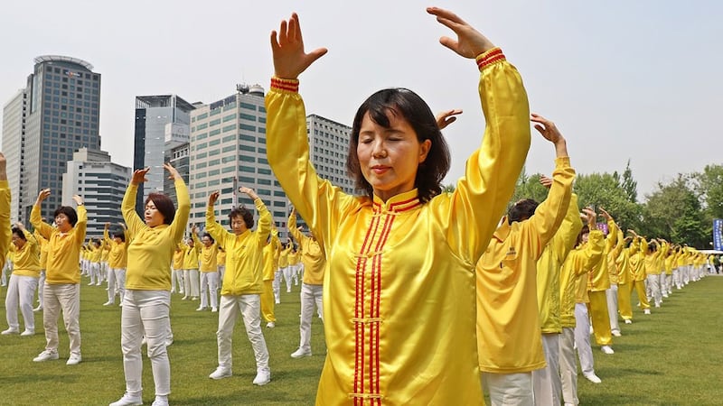 资料图片：2019年5月12日，韩国法轮功学员在首尔广场集体炼功庆祝世界法轮大法日。（明慧网）