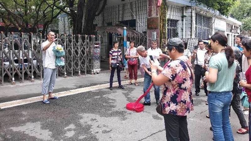 2018年9月12日，大批公民在福州市第一看守所门外准备迎接维权人士严兴声。（庄磊独家提供）