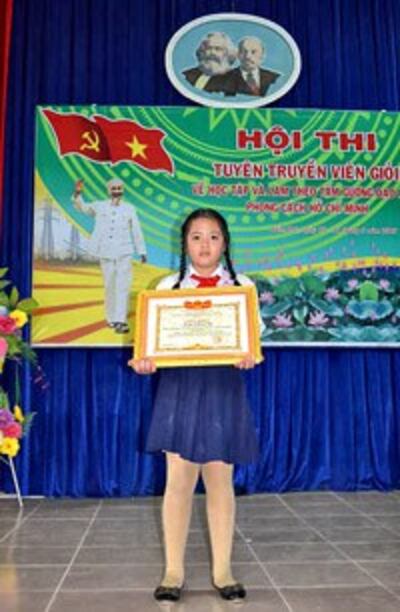 Học tập theo gương Hồ Chí Minh từ bé. Hội thi“Tuyên truyền viên giỏi” về học tập và làm theo tấm gương đạo đức phong cách của Chủ tịch Hồ Chí Minh (Courtesy damdoidtt.vn)