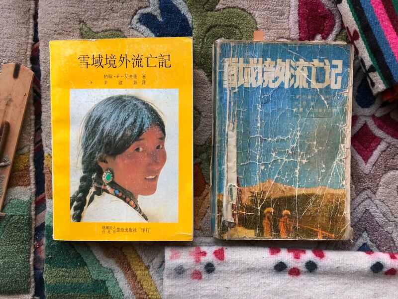 我收藏的《雪域境外流亡记》两个中文版本，右为1987年在拉萨出版的禁书，左为后来在台湾出版。（唯色拍摄）