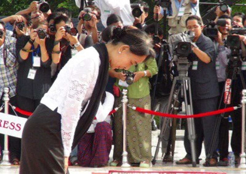 Aung San Suu Kyi pays her respects at the Martyrs' Mausoleum in Yangon, July 19, 2013. Photo credit: RFA.