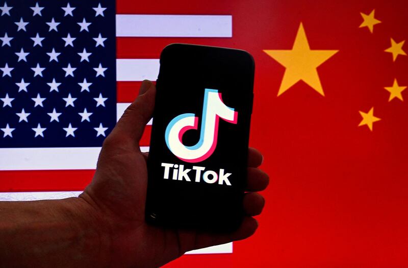 以美国和中国国旗为背景的TikTok标志（法新社）