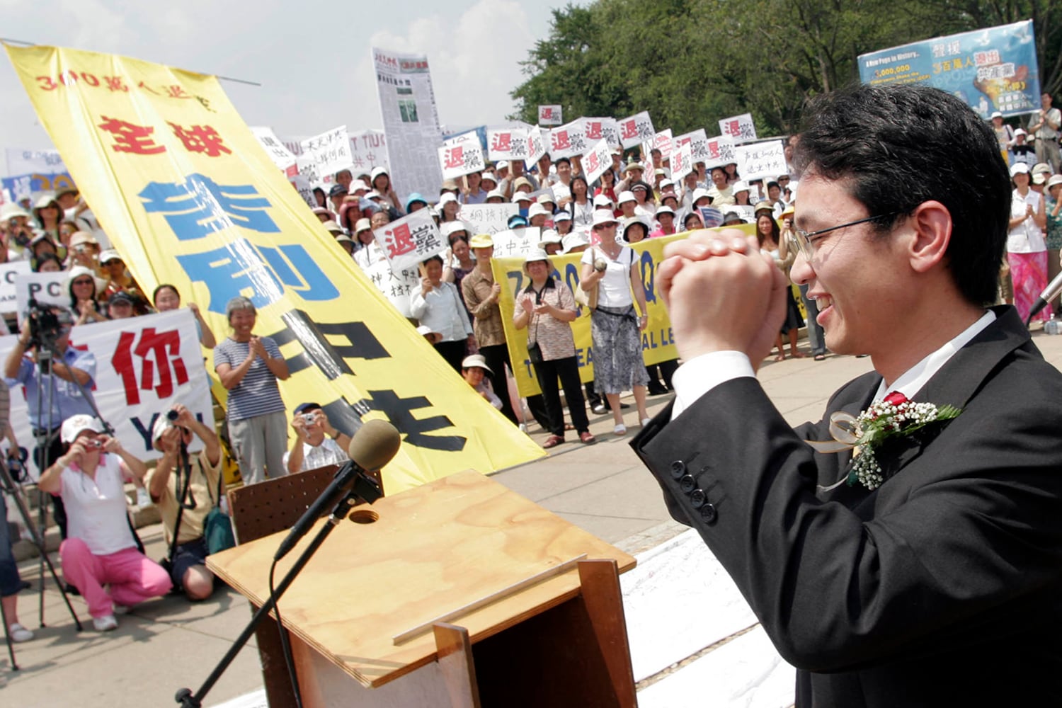 Chen Yonglin wendet sich am 22. Juli 2005 in Washington, D.C. an Demonstranten, die das Globale Servicezentrum für Menschen, die aus der Kommunistischen Partei Chinas austreten, unterstützen