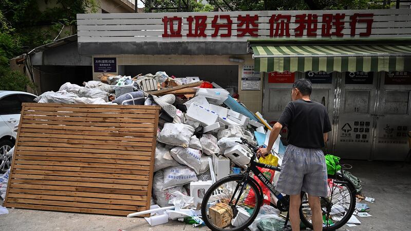 中国启动垃圾分类快速键，后端回收机制却大幅落后。（法新社）