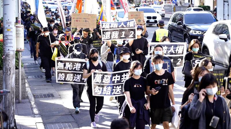 台湾逾三千人响应全球二十城市要求释放十二港人台北游行。 （记者李宗翰摄）