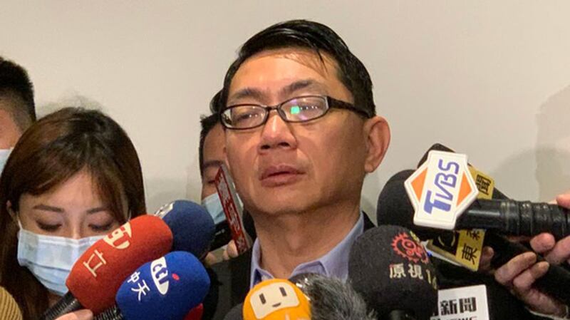 湖北台湾同胞返台救援会会长徐正文说明武汉返台名单事宜。(记者 黄春梅摄)