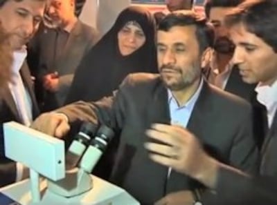 Tổng thống Iran Ahmadinejad thăm cơ quan nghiên cưu hạt nhân Iran- AFP photo 