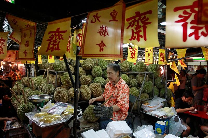 图为曼谷唐人街一榴莲档口；近一年，越南成继泰国后，第二个获中国榴莲准入的国家。(路透社图片)