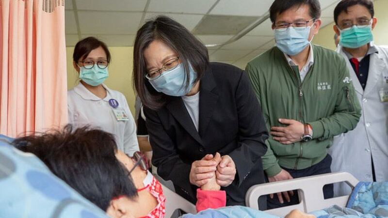 台湾总统蔡英文赴花莲慰问伤患。(台湾总统府提供)