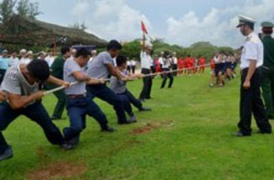 Buổi giao lưu giữa quân đội hai nước Việt Nam và Phillipines tại Trường Sa hôm 08/6/2014. AFP photo