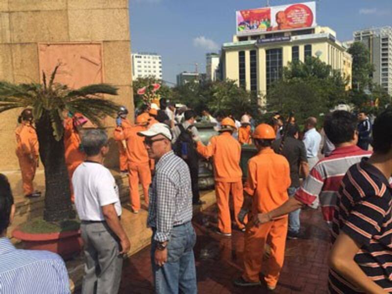 Lễ tưởng niệm tử sĩ Hoàng Sa sáng ngày 19 tháng Giêng năm 2016 tại tượng đài Trần Hưng Đạo, Q1 bị ngăn cản. Photo courtesy of DLB/Nga Thi Bich Nguyen. 