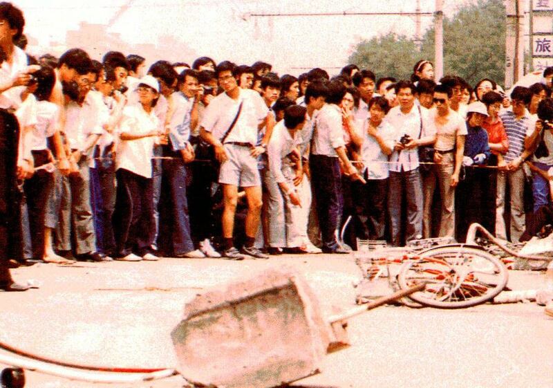 1989年6月3日，北京市民和学生围观木樨地车祸现场。（六四档案）