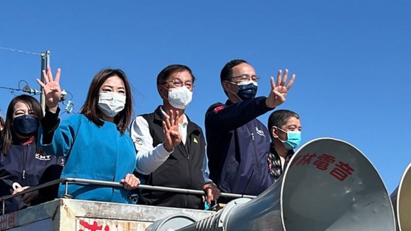 国民党主席朱立伦街头为“四个同意”拉票。(国民党提供)