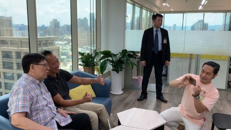 萧若元举行香港会茶会，还雇用保镖防止闹场。(记者 黄春梅摄)