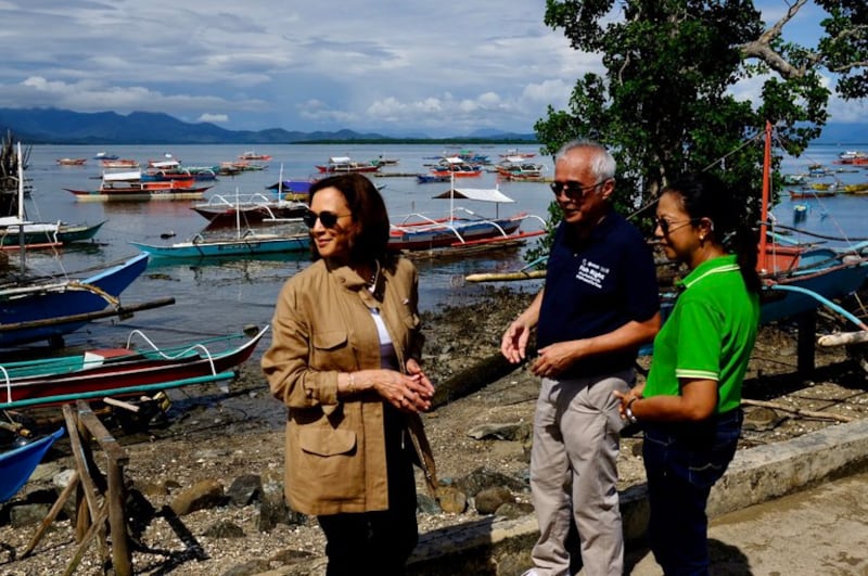 U.S. Vice President Kamala Harris (left) visits a fishing community in Tagburos village on Palawan island, a frontline territory in the Philippines’ dispute with Beijing over the South China Sea, Nov. 22, 2022. [Jason Gutierrez/BenarNews]