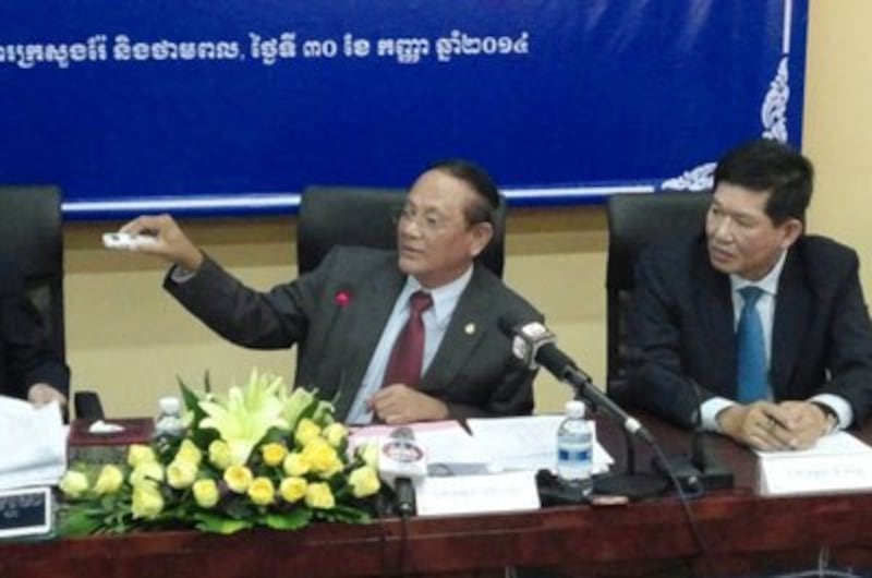 Ith Prang of Cambodia's Ministry of Mines and Energy defends the Areng dam project at a press conference in Phnom Penh, Sept. 30, 2014. (Photo: RFA)