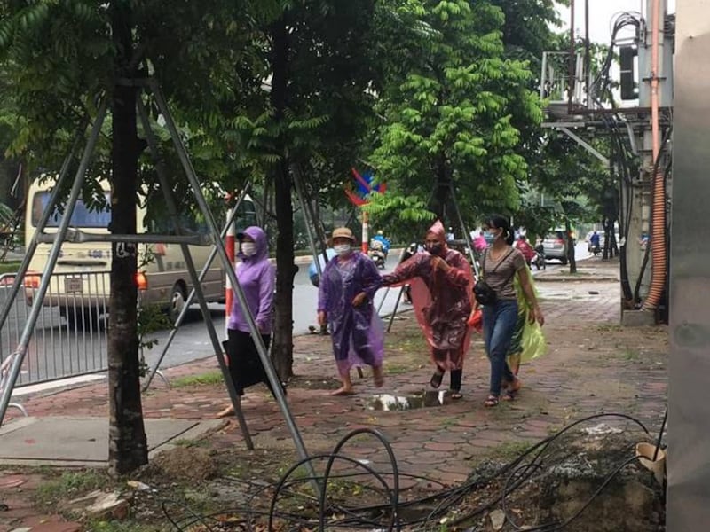 Hình minh hoạ. Người thân của cụ Lê Đình Kinh tìm đường đến phiên toà ở Hà Nội hôm 7/9/2020