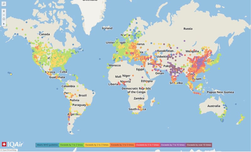 《2021年世界空气质量报告》显示亚洲是PM2.5污染重灾区，红、紫色代表超标严重，中国百余城市沦陷。（截图自IQAir报告）