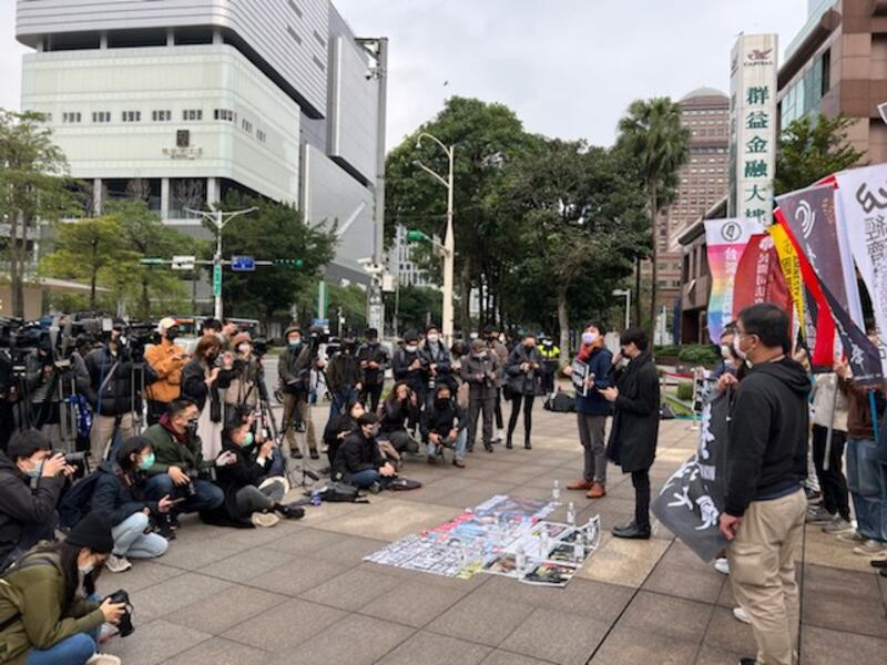 台湾公民团体在中国银行台北分行前声援香港立场新闻。(记者 黄春梅摄)