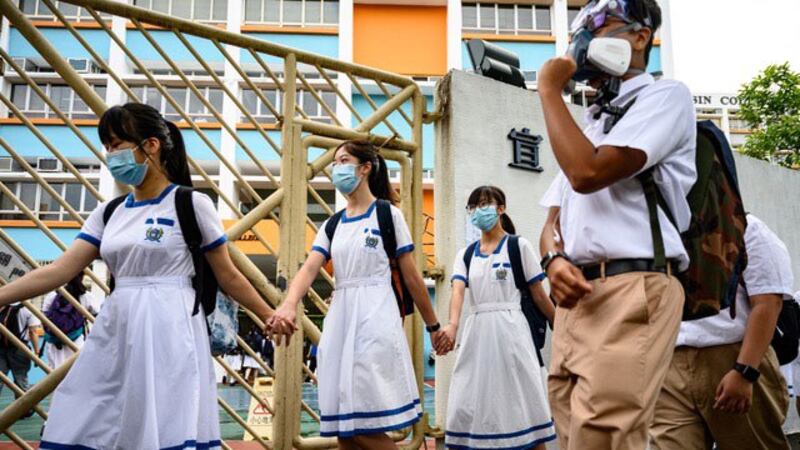 香港中学生发起“人链默站”活动，表达对“五大诉求缺一不可”的支持。（AFP）