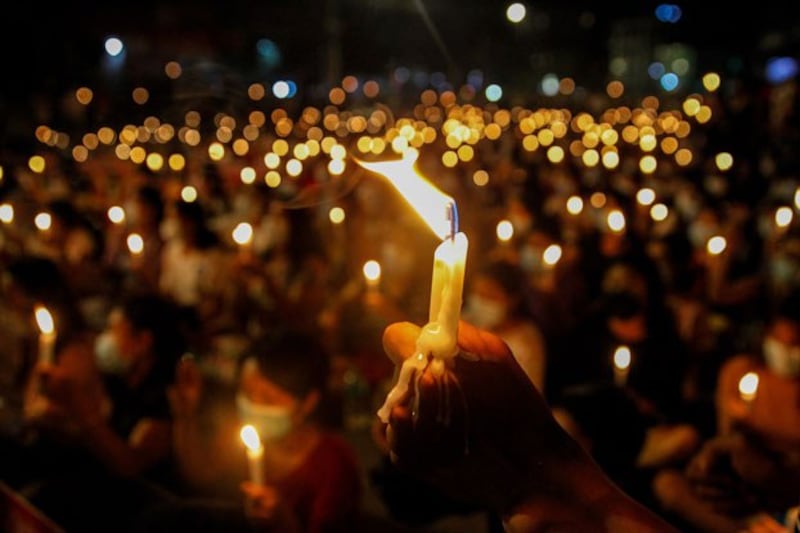 02_Candlelight-protest-near-Hledan-Junction_Yangon_MMS.jpg