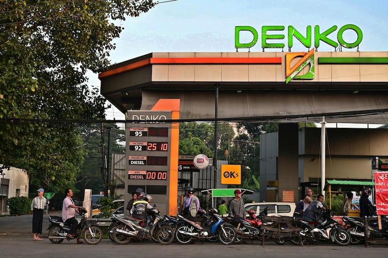 Motorists queue at a petrol station in Yangon, Dec. 6, 2023, amid fuel shortages in the area. (AFP Photo)