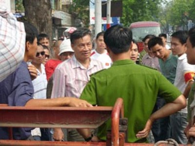 Tiến sĩ Nguyễn Quang A (áo sọc) bị công an ngăn cản trong cuộc biểu tình chống Trung Quốc hôm 17-07-2011 tại Hà Nội. Citizen photo