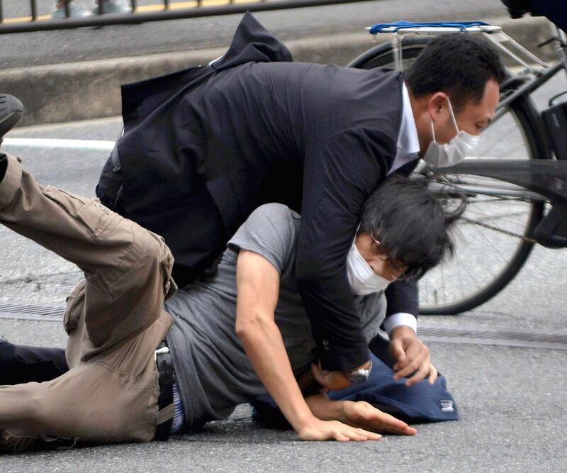 枪杀安倍的凶嫌当场被警方制伏。(Katsuhiko Hirano/The Yomiuri Shimbun via AP)