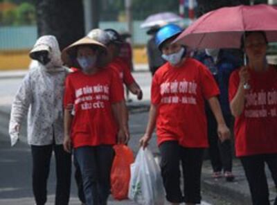 Một nhóm nông dân lên Hà Nội biểu tình khiếu kiện đất đai hôm 29/8/2012. AFP photo