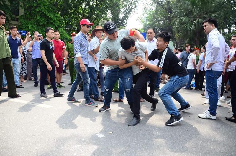 Người biểu tình ở Hà Nội bị an ninh bắt hôm 10/6/2018.