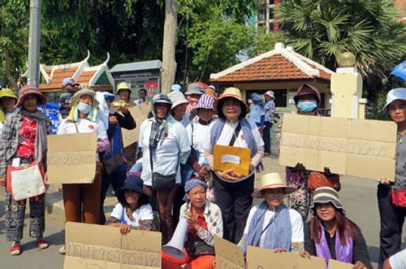 Former Boeung Kak villagers protest outside city hall in Phnom Penh, May 7, 2015.