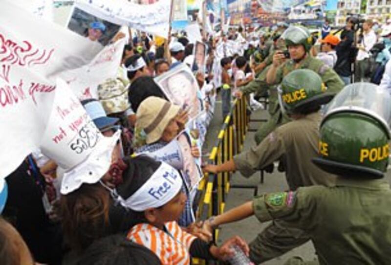 Hundreds of demonstrators calling for Mam Sonando's release gather outside the Phnom Penh municipal court on Oct. 1, 2012. Credit: RFA.