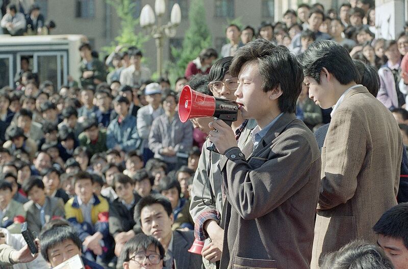 1989年4月26日，北京政法学院，学生领袖在记者会上发言。（美联社）