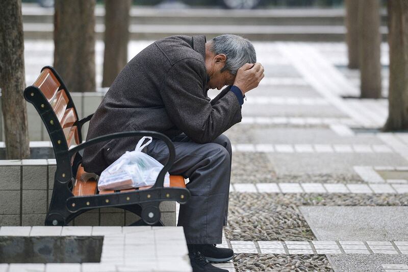 资料图片：安徽阜阳一名老人在公园里休息。（法新社）