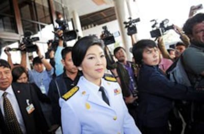 Thủ tướng Thái Lan Yingluck Shinawatra (giữa) rời Câu lạc bộ Quân đội tại Bangkok ngày 28 tháng 1 năm 2014 sau buổi họp với Ủy ban bầu cử để thảo luận về kế hoạch cho một cuộc tổng tuyển cử vào ngày 2 tháng 2