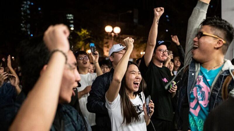 民主派在2019香港区议会选举中大获全胜，市民在街头热烈欢呼庆祝。（法新社）